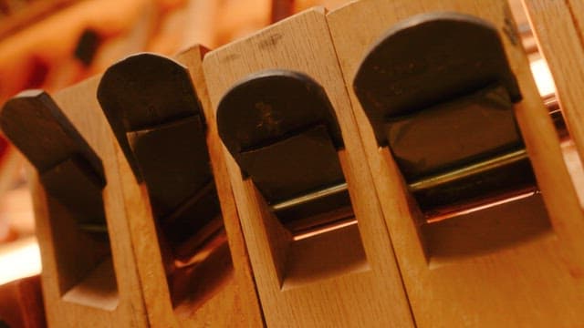 나란히 놓인 목재 대패의 날 부분