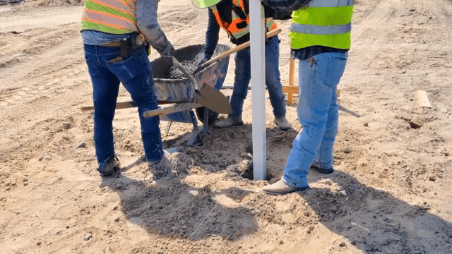 건설 현장에서 콘크리트를 붓는 작업자들