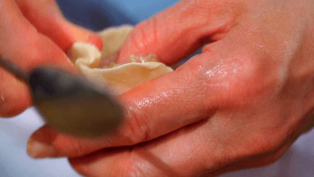 속을 채워 만두를 만드는 모습