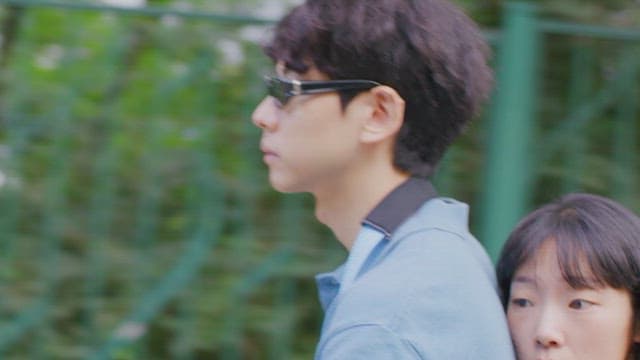 맑은 날 야외에서 자전거를 타는 두 사람