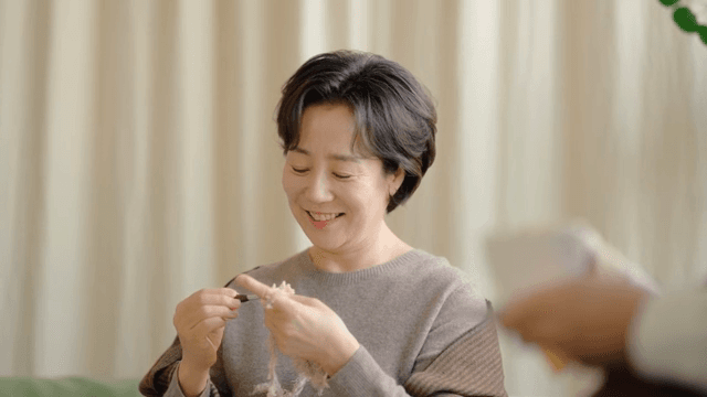 차와 뜨개질을 즐기는 노부부