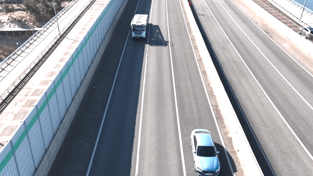 대낮 고속도로를 달리는 차량들