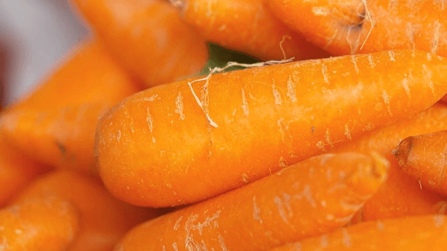 신선한 당근이 쌓여 있는 모습