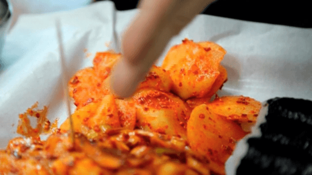 접시에 놓인 김밥과 김치