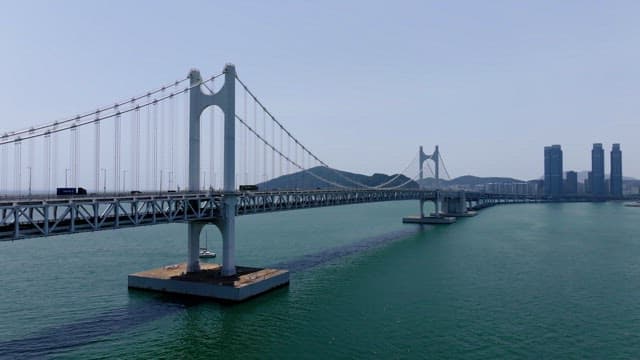 부산의 아름답고 공학적인 현수교, 광안대교와 도시 경관