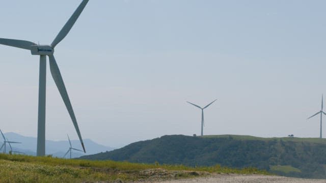 평화로운 산악 지대에 위치한 풍차