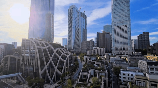 고층 건물과 도로가 있는 현대 도시 풍경