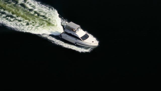 강을 따라 항해하는 보트