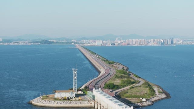 도시 스카이라인과 연결된 긴 다리