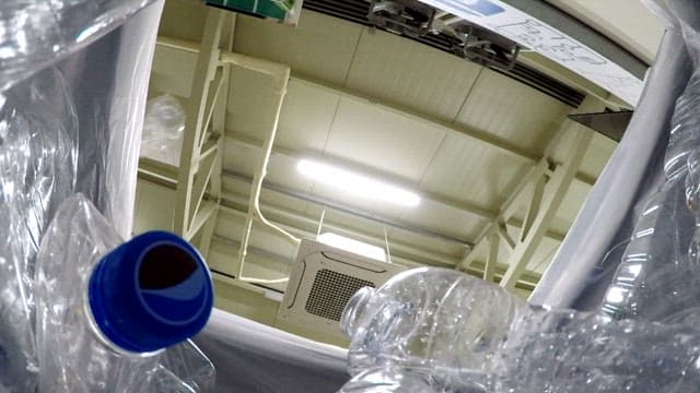 플라스틱 병이 떨어지는 쓰레기통 내부