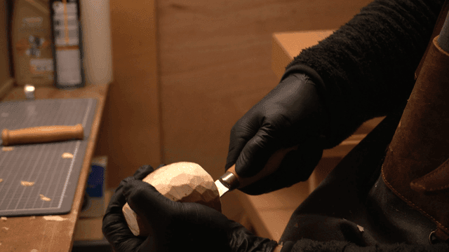 아늑한 작업실에서 나무 조각