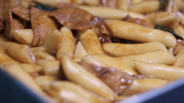 팬에서 끓고 있는 짜장떡볶이