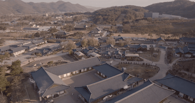 산이 보이는 한국 전통 마을