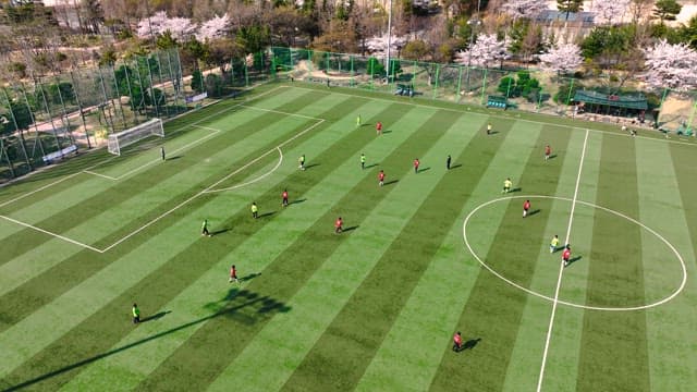 따뜻한 봄날 치러지는 축구 경기