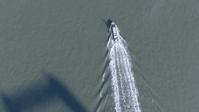 고요한 바다를 항해하는 배