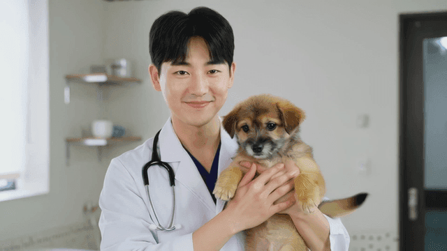 강아지를 안고 있는 수의사