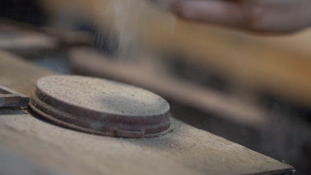 입자가 올라오는 산업 장비의 먼지 덮개