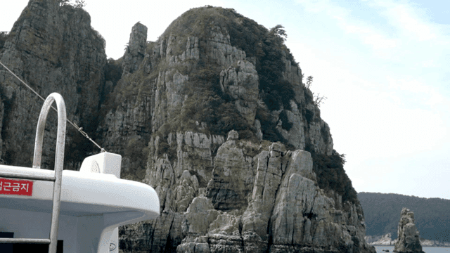 Rock Island and nearby boat1