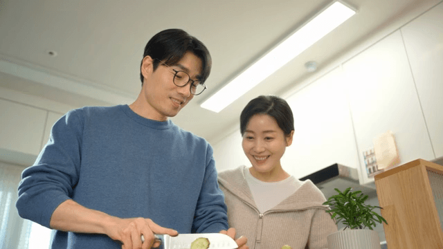 부엌에서 채소를 준비하는 부부