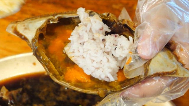 간장게장의 등딱지에 밥 비벼먹기