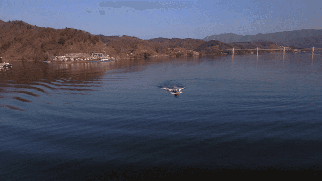 보트가 항해하는 고요한 호수