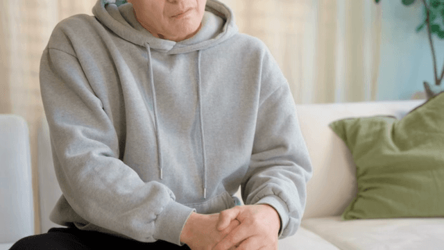 무릎을 잡고 불편해하는 남성