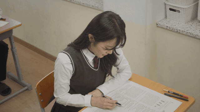교실에서 시험에 깊이 집중하는 여학생