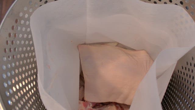 금속 용기 내부에 있는 천 거름망에 들어가는 한방재료