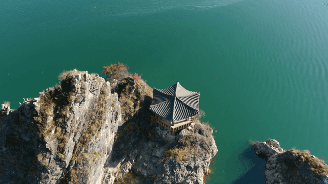 바위 절벽 위의 전통 정자