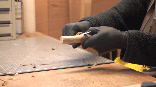 칼로 정교하게 나무를 조각하는 장인