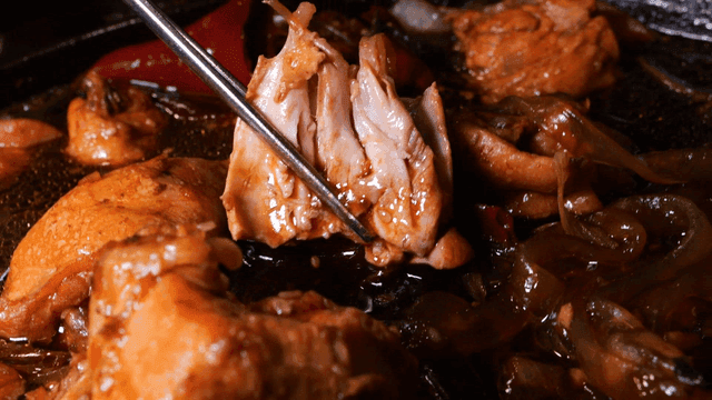 야채와 함께 간장에 조린 찜닭 닭고기