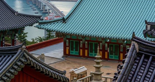 바다가 보이는 고요한 사찰의 풍경