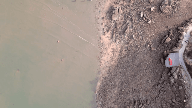 작은 부두가 있는 바위 해안선