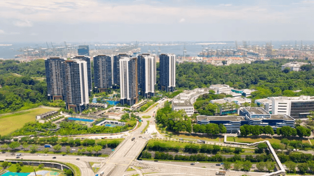 분주한 거리의 현대 도시 풍경