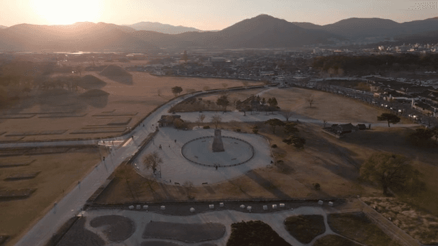 일몰과 산이 있는 역사적 유적지