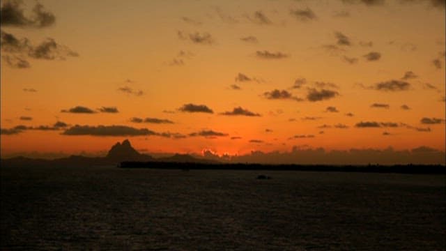 평온한 바다 위 석양