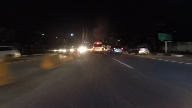 바쁜 도시 거리를 가로지르는 야간 드라이브