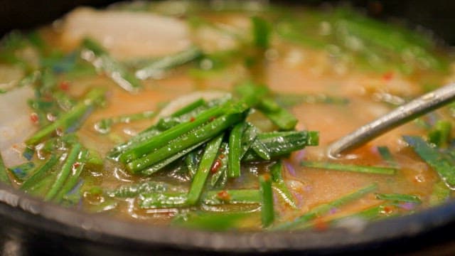 부추가 듬뿍 들어간 뜨끈한 돼지국밥