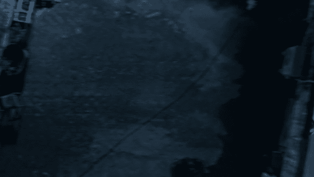 택시들이 주차된 곳으로 들어오는 경찰차