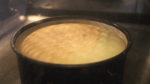 오븐에서 케이크 굽기