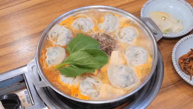 가스레인지 위에서 끓고 있는 만두전골