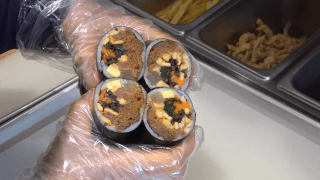 다양한 재료가 들어간 김밥
