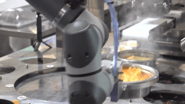 라면이 들어있는 냄비를 옮기는 로봇