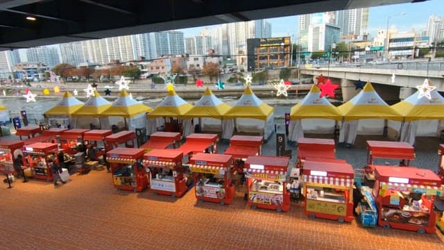 다리 아래 저녁 음식 시장