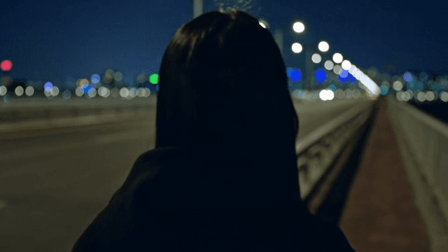 밤에 다리 위를 걷는 사람