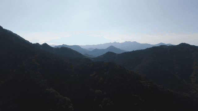 맑은 하늘 아래 산맥