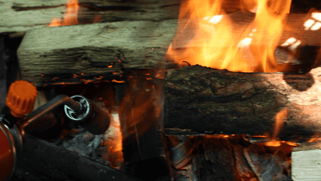 Gas torch for burning wood