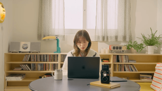 집에서 노트북으로 일하는 여성