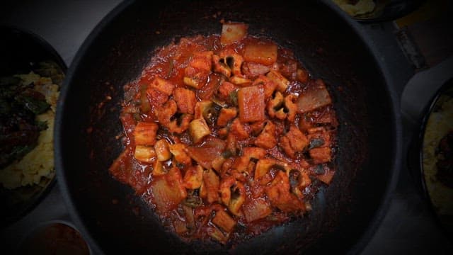 붕장어 간장 덮밥과 무 조림이 올라간 한 상