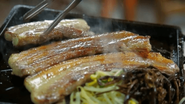 Grilling pork belly with vegetables